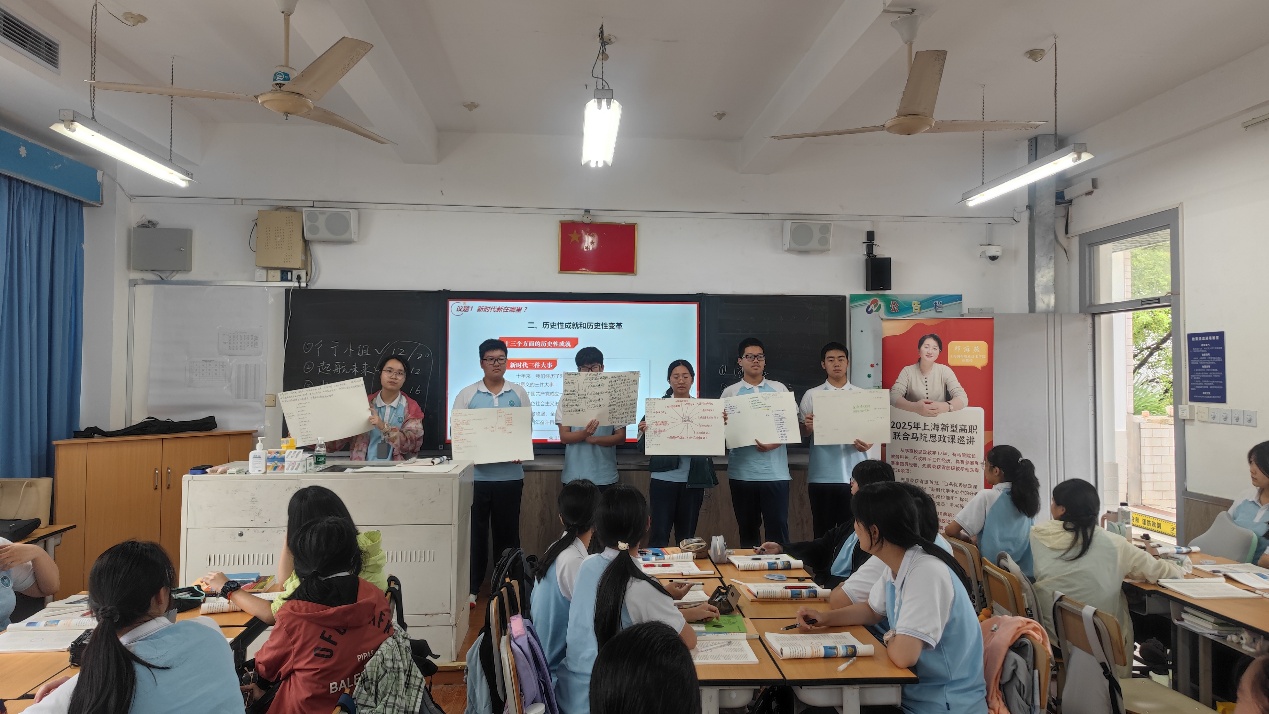 说明: 许多人在餐厅里AI 生成的内容可能不正确。