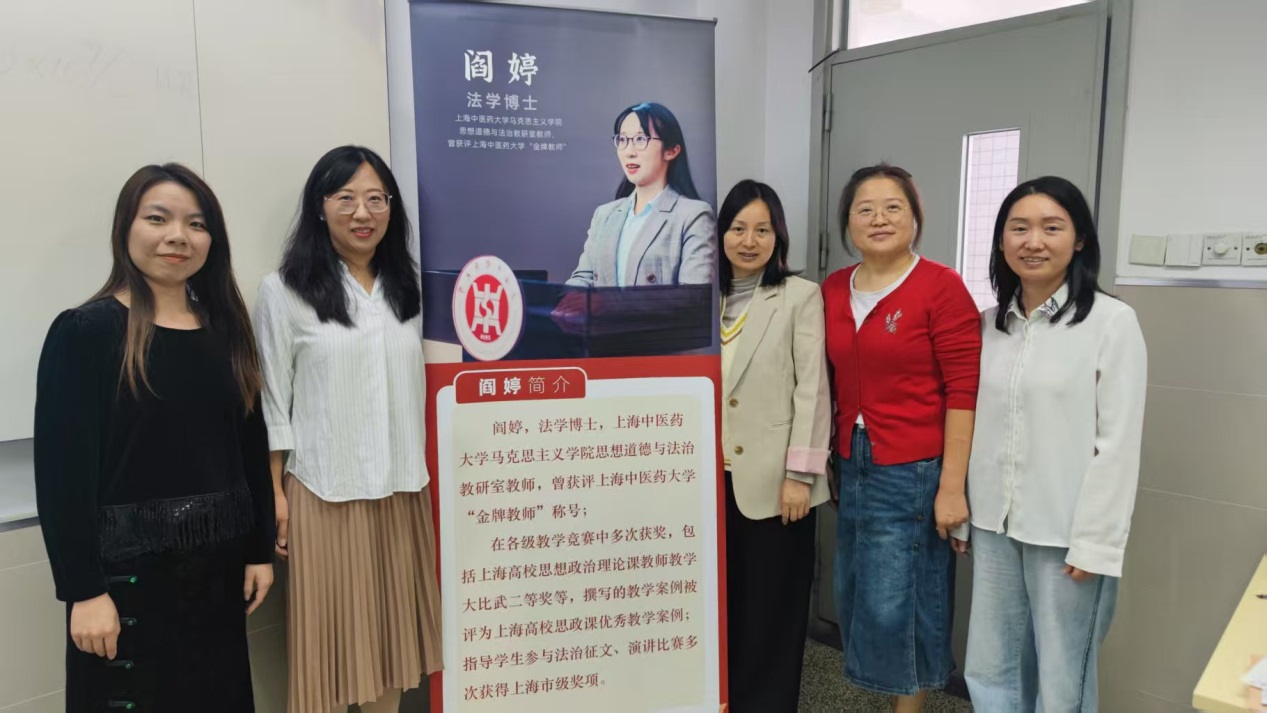 说明: 一群人站在墙边AI 生成的内容可能不正确。