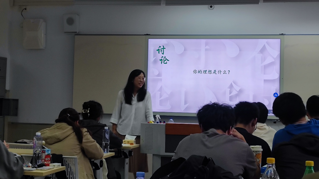 说明: 人们在看台上的人在房间里AI 生成的内容可能不正确。